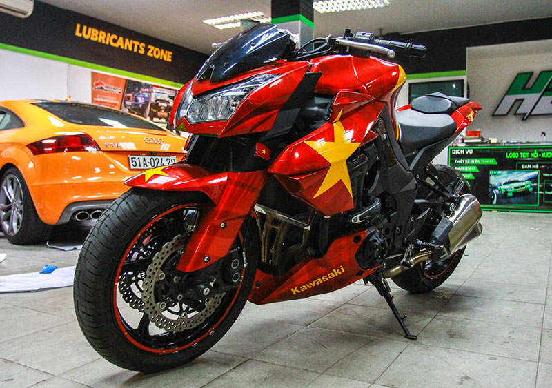 Dàn xe độ tem cổ vũ U23 Việt Nam trước trận chung kết